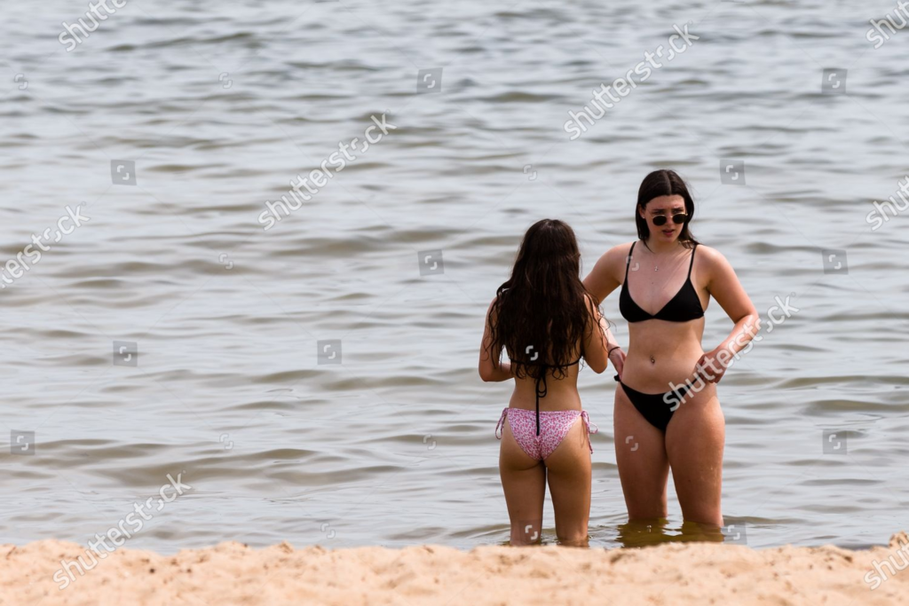 saint kilda beach girls